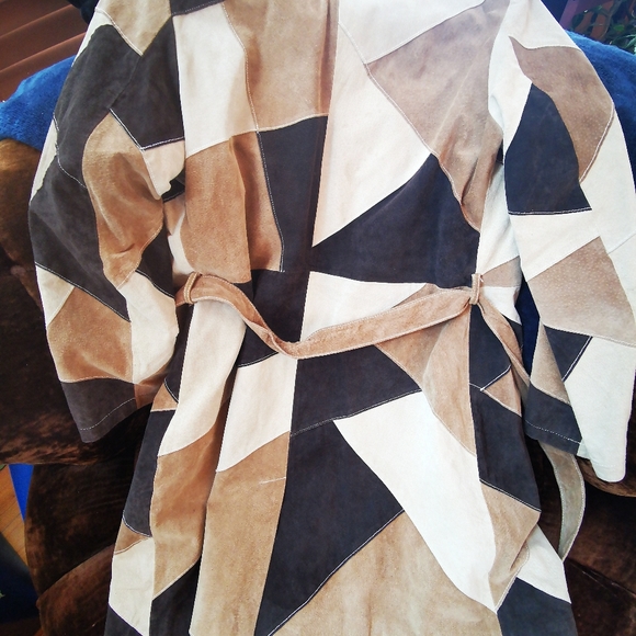 WOW.  VINTAGE ! gorgeous psyched suede coat - Picture 4 of 5